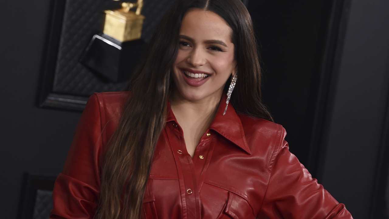 Rosalía triunfa dentro y fuera del escenario de los Grammy con tres estilismos