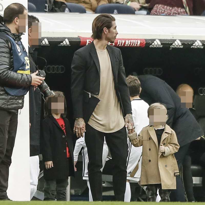 Sergio Ramos presume de hijos en el césped del Bernabéu
