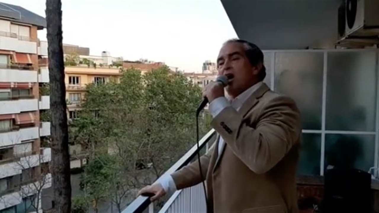 Stefano Palatchi, el hermano del fundador de Pronovias, que canta desde el balcón