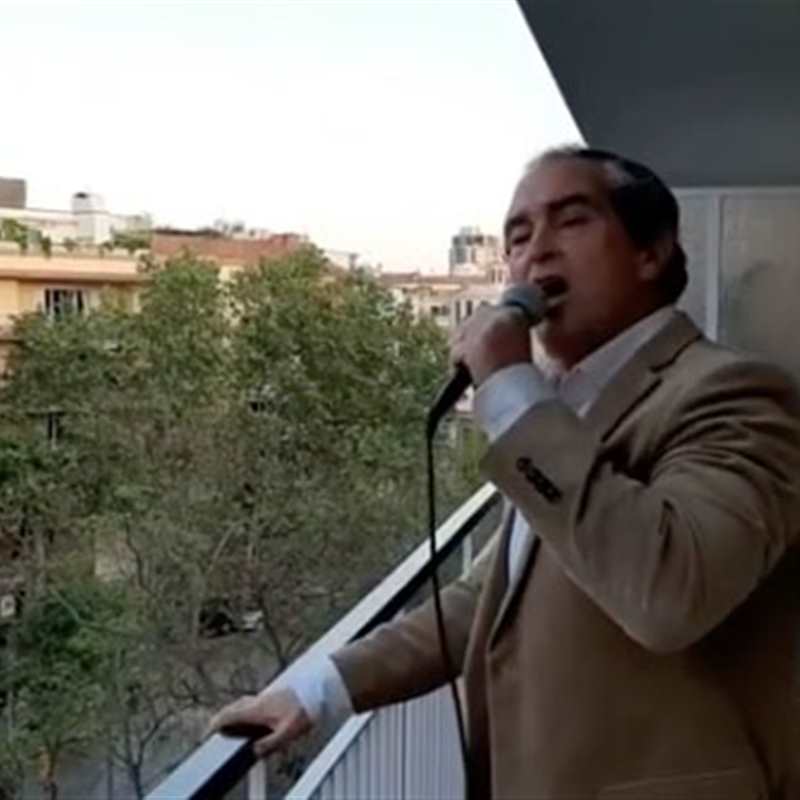 Stefano Palatchi, el hermano del fundador de Pronovias, que canta desde el balcón