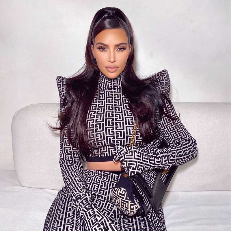 Kim Kardashian te dice cómo reinventar el peinado de moda, el semi recogido con coleta