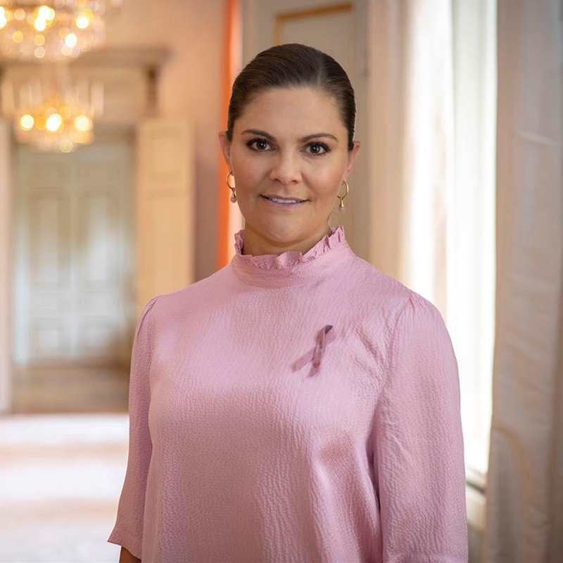 Victoria de Suecia se viste de rosa por una buena causa