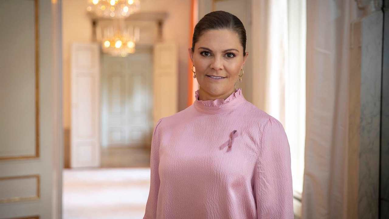 Victoria de Suecia se viste de rosa por una buena causa