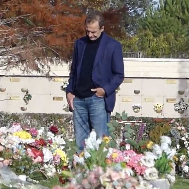 Alessandro Lequio, con el corazón roto, visita la tumba de su hijo Álex Lequio