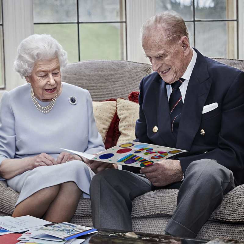 Isabel II y Felipe de Edimburgo celebran 73 años casados con un bonito regalo de sus biznietos (excepto Archie)