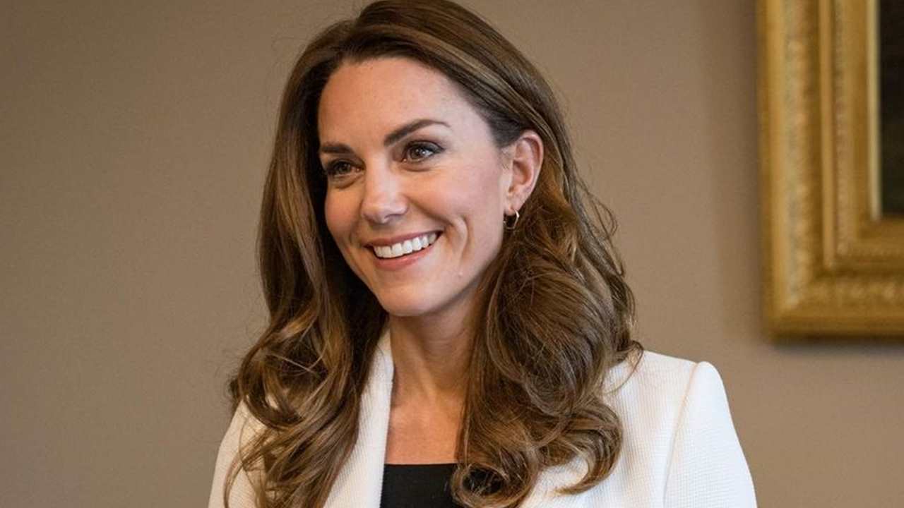 Kate Middleton recicla una americana blanca de  Zara que eleva cualquier look working girl 