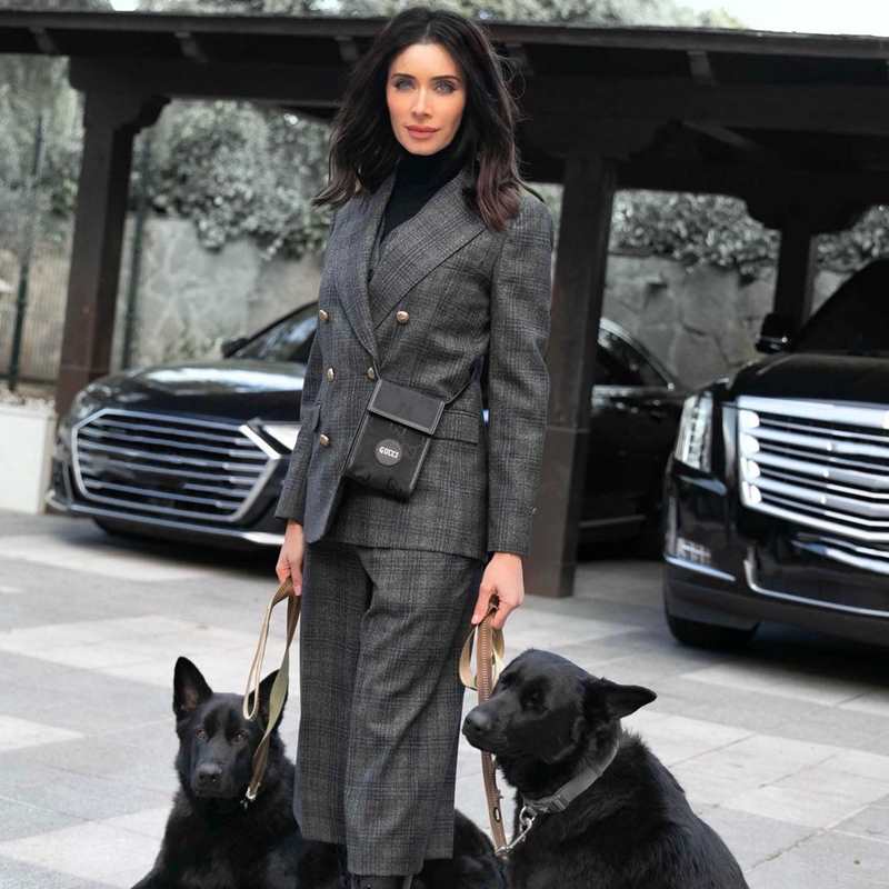 Pilar Rubio reinventa el traje de chaqueta clásico ¡para pasear a su perros!