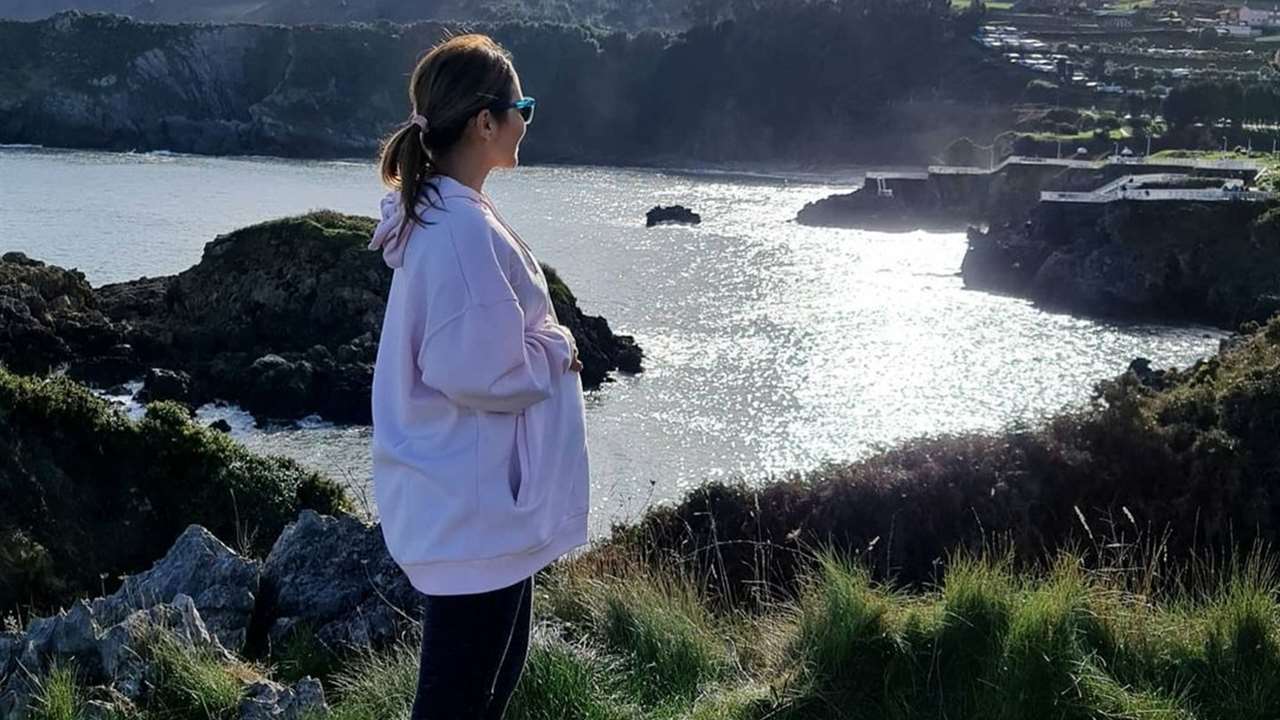 Paula Echevarría, embarazadísima, posa radiante en su rincón favorito de Asturias