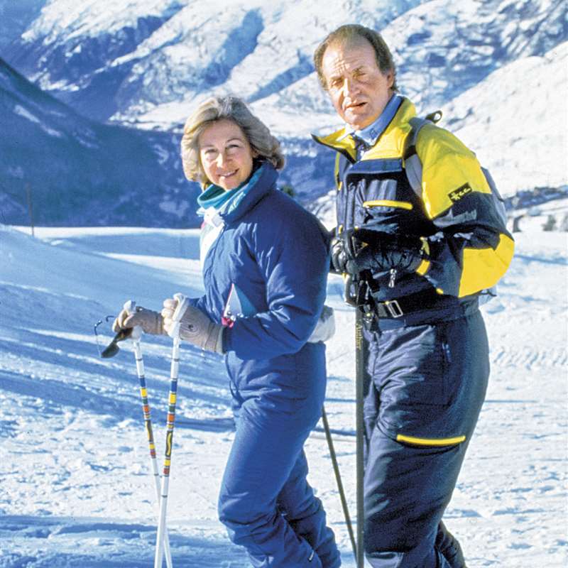 Reyes Sofía y Juan Carlos con hijos esquiando