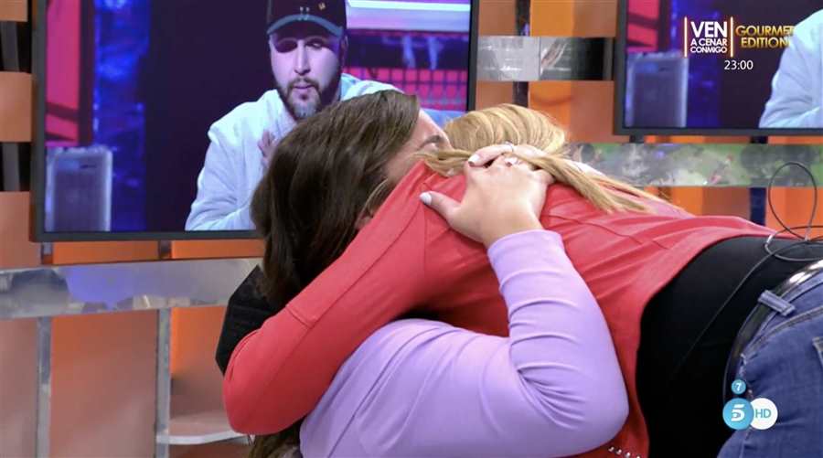 Belén Esteban abraza a Anabel Pantoja en directo
