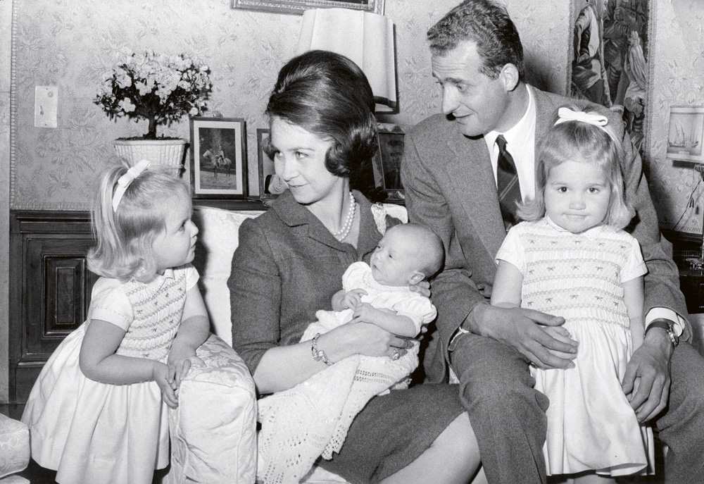 Doña Sofía, Don Juan Carlos, las infantas y el príncipe Felipe