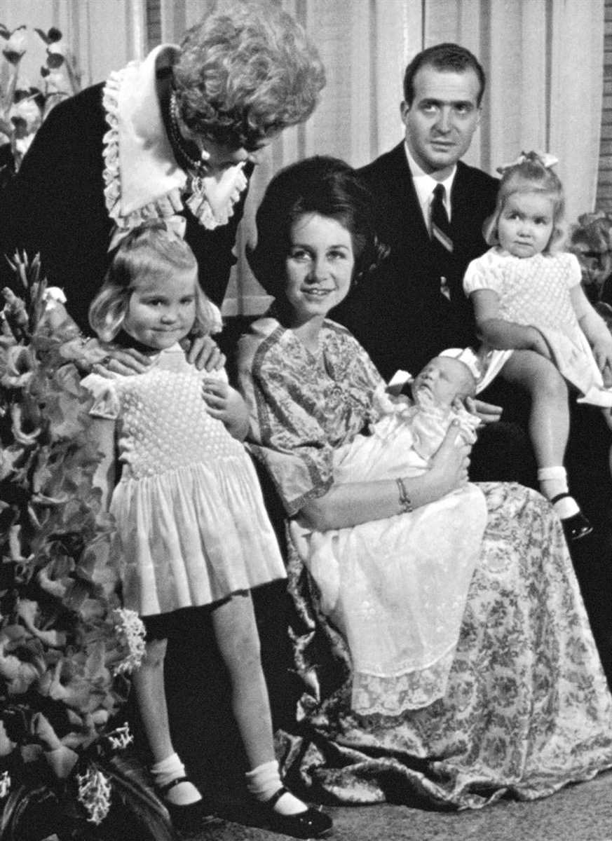  Doña Sofía, su madre Federica, Don Juan Carlos, las infantas y el príncipe Felipe