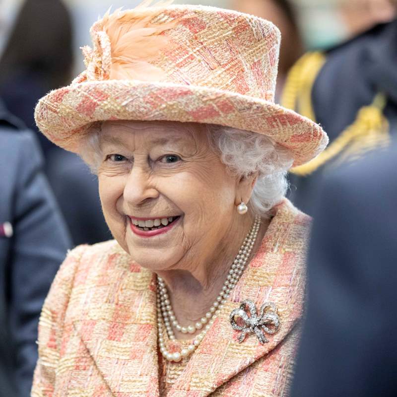 Isabel II contrata al exdirector del CNI inglés para trabajar en Buckingham