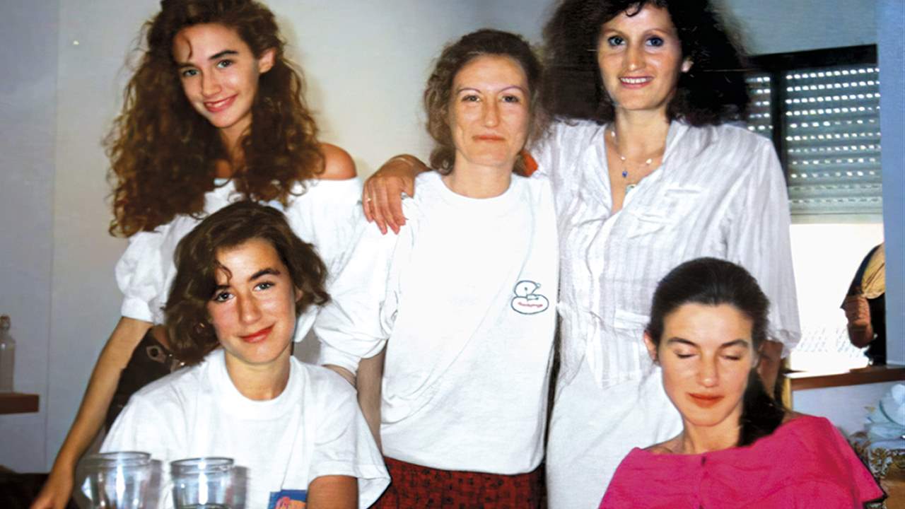 La reina Letizia adolescente con sus hermanas y su madre