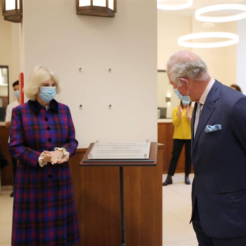 El príncipe Carlos y Camilla no se saltan sus obligaciones a pesar de la hospitalización del duque de Edimburgo