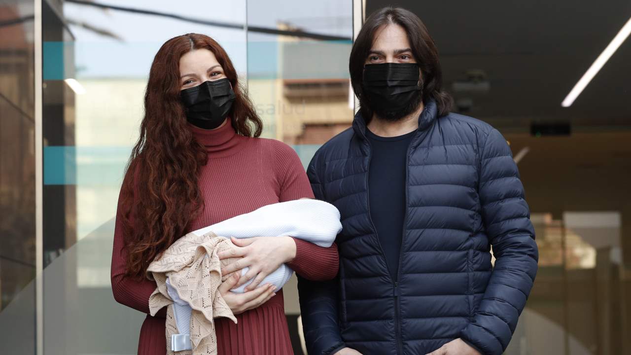 Joaquín Cortés y Mónica Moreno presentan a su segundo hijo a las puertas del hospital
