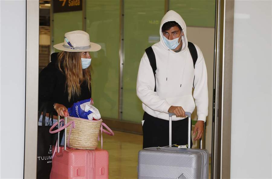 Anita Matamoros llega con su novio al aeropuerto