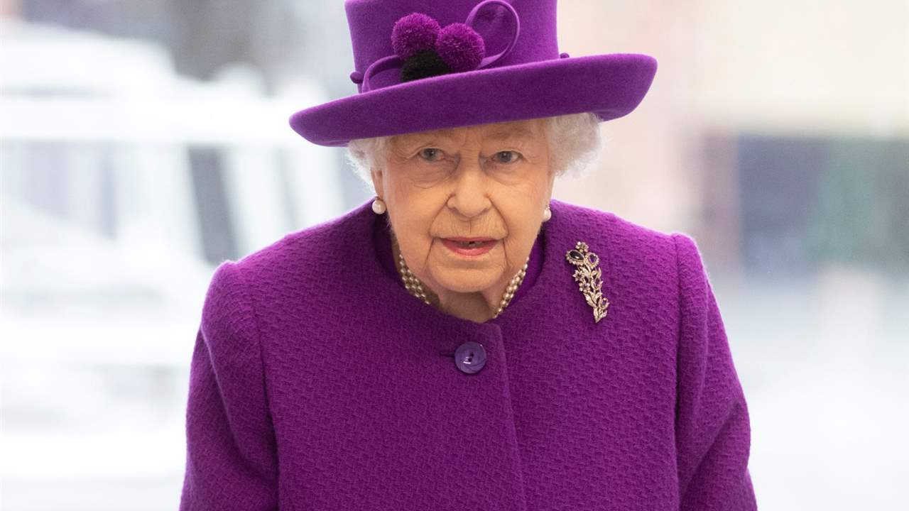 La reina Isabel II se "apoya en sus seres queridos" tras la hospitalización del duque de Edimburgo