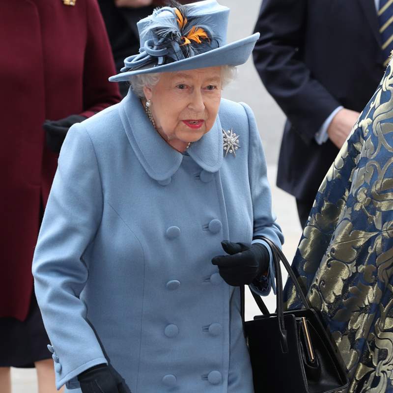 La reina Isabel II, al pie del cañón mientras que el duque de Edimburgo continúa en el hospital