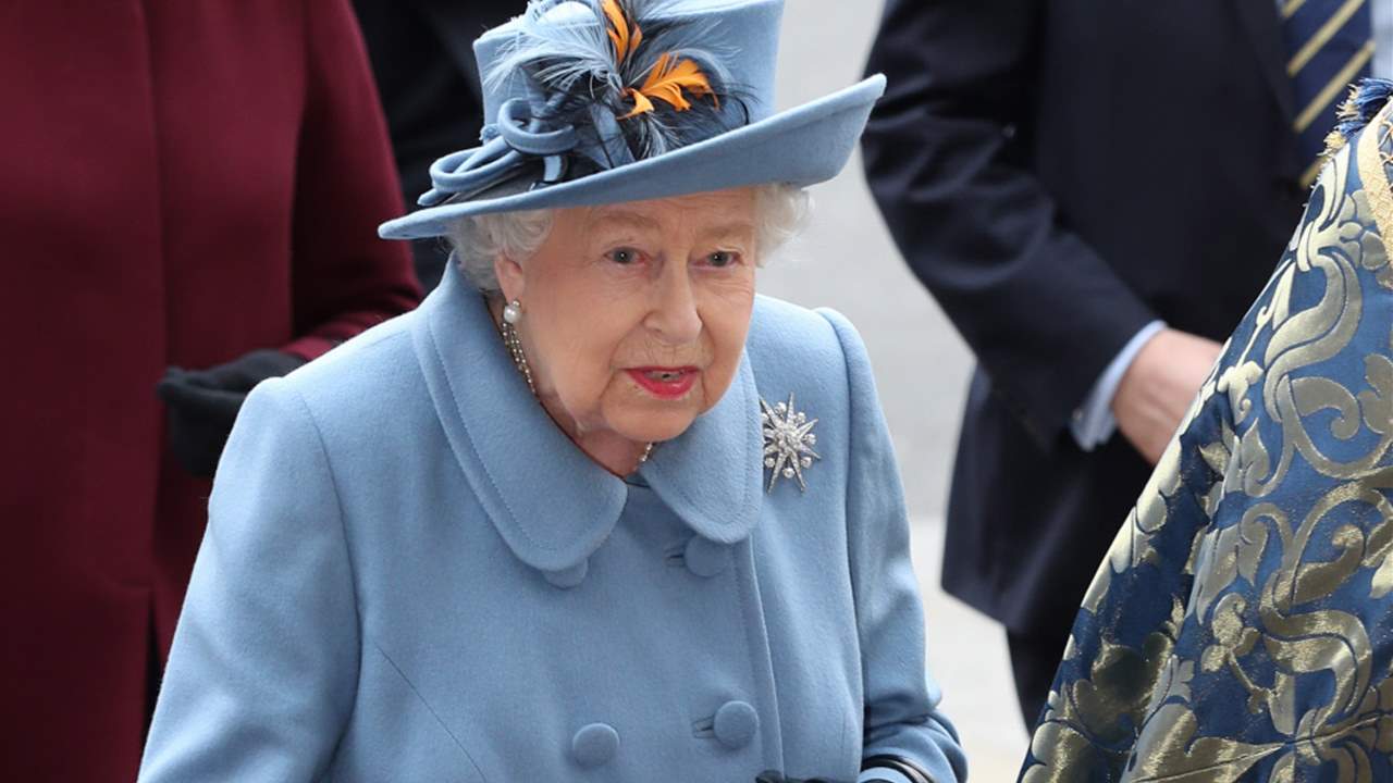 La reina Isabel II, al pie del cañón mientras que el duque de Edimburgo continúa en el hospital