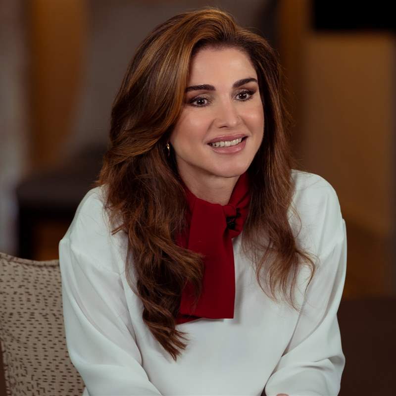 Rania de Jordania vuelve a dar una lección de estilo con su prenda reciclada más original