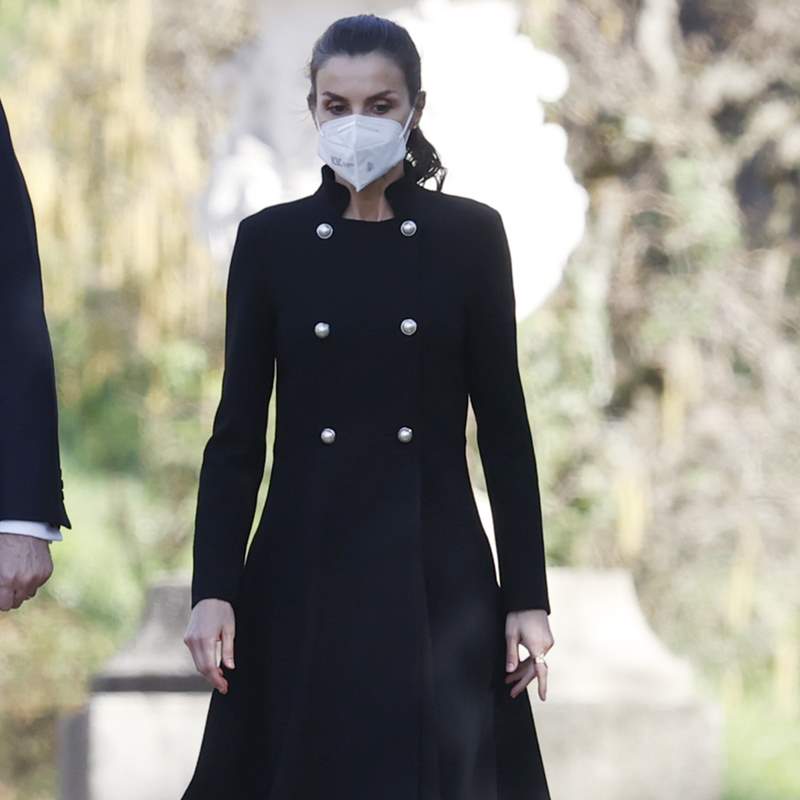 La reina Letizia vuelve a lucir su versión más sobria con su infalible abrigo negro con perlas de Carolina Herrera