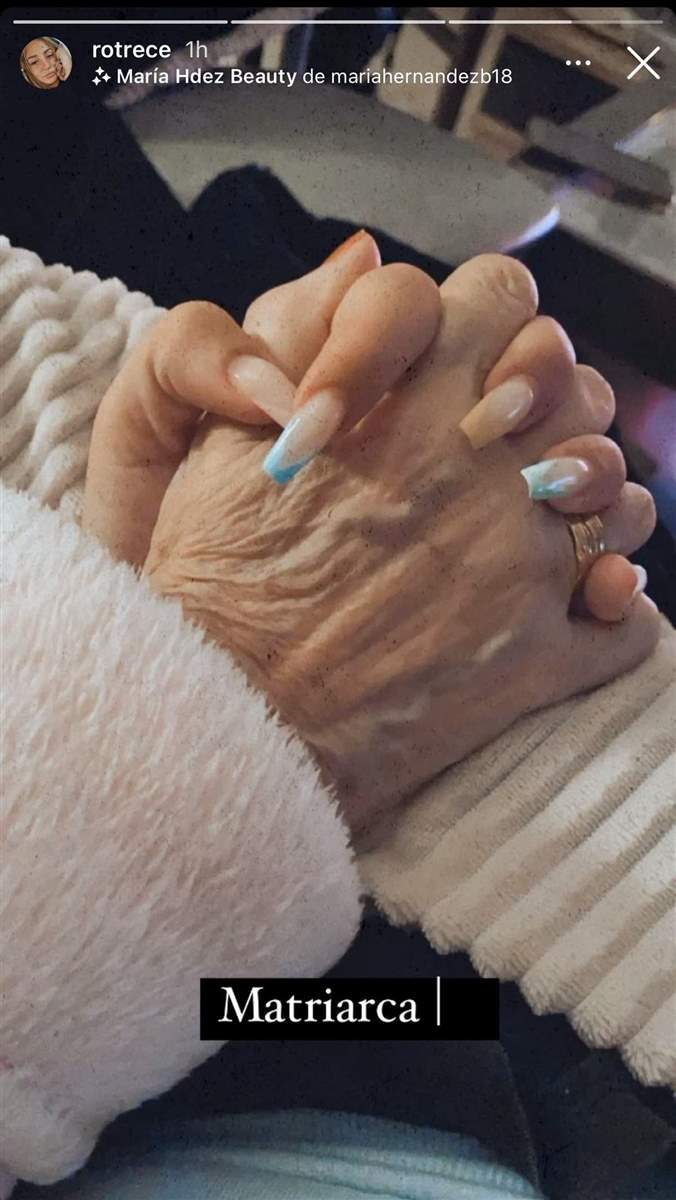 Rocío Flores da la mano a su abuela