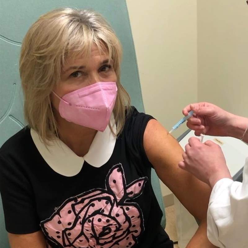 Julia Otero, esperanzada, recibe la primera dosis de la vacuna contra la Covid-19: "Gracias"