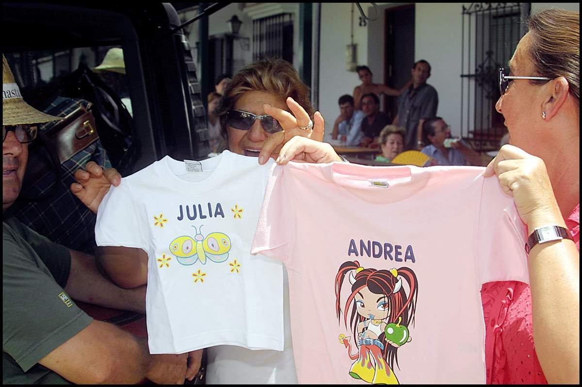 Carmen Bazán con camisetas con nombres de sus nietas Andrea Janeiro y Julia Janeiro