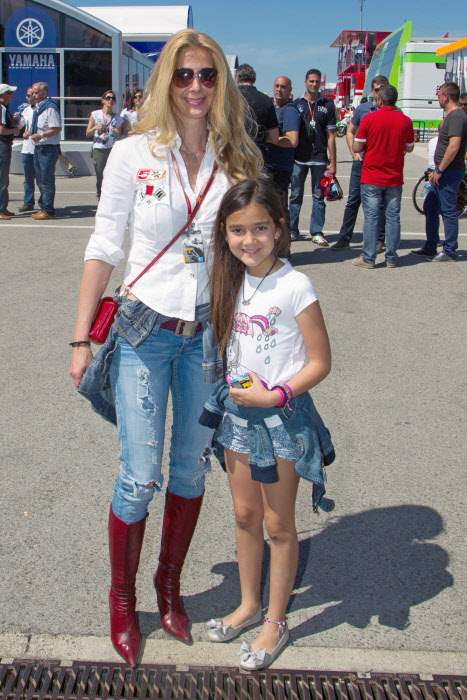 Julia Janerio y su tía Carmen Janeiro en el Gran Premio de España de Motociclismo en Jerez (2013)