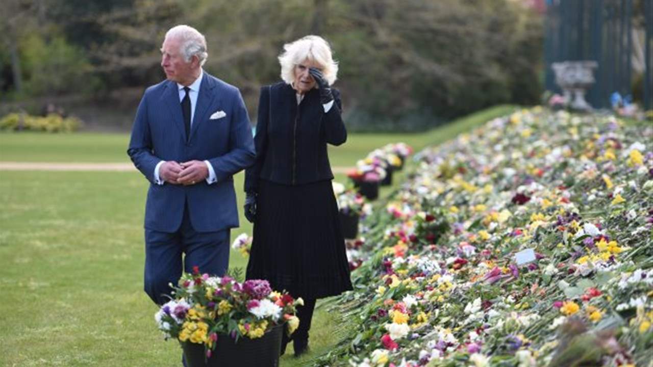 Carlos y Camilla visiblemente afectados en su visita a los homenajes a Felipe de Edimburgo