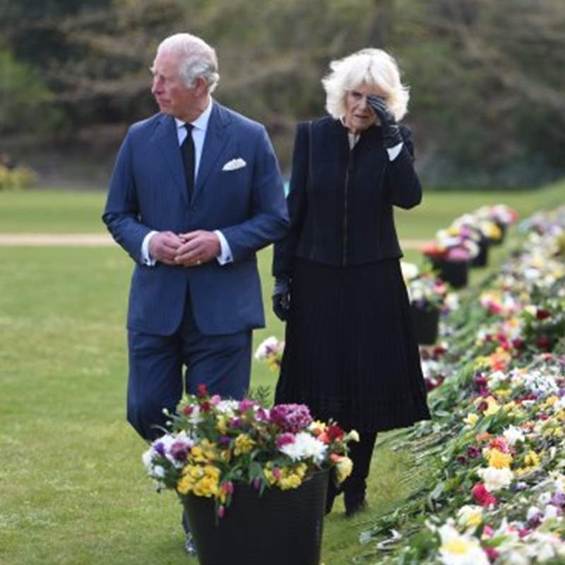 Carlos y Camilla visiblemente afectados en su visita a los homenajes a Felipe de Edimburgo