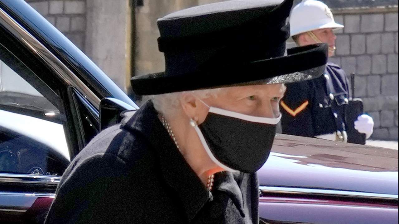 Funeral del duque de Edimburgo: La reina Isabel II, arropada por sus hijos y sus nietos en su aparición más triste