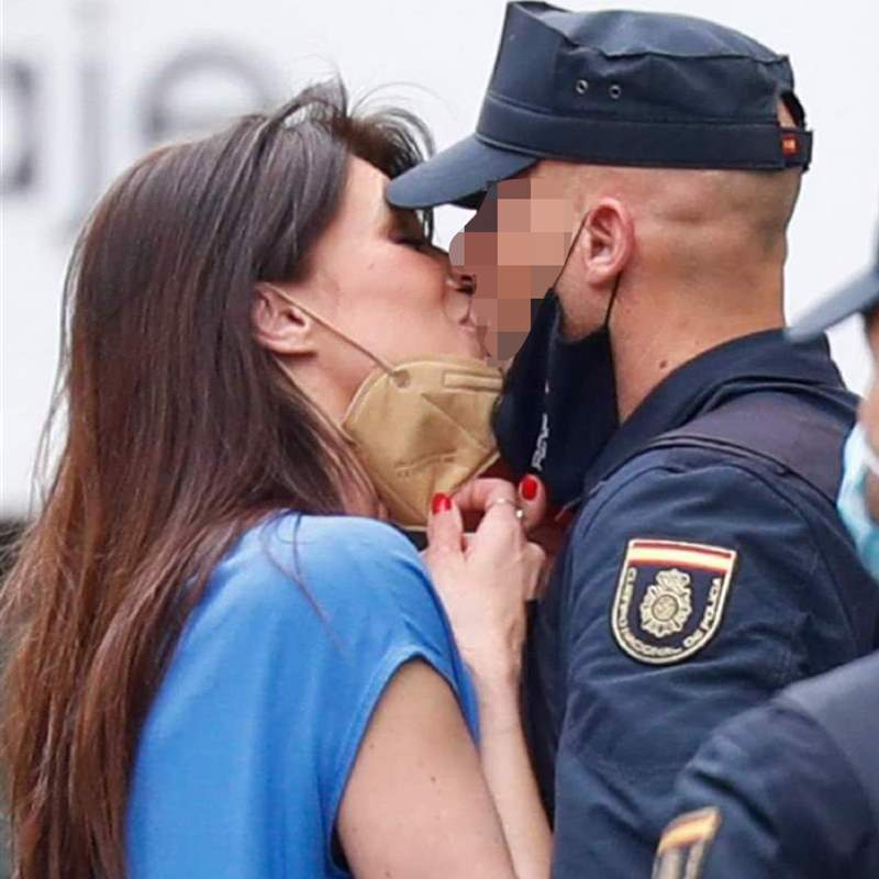 Sonia Ferrer se come a besos en plena calle a su novio policía: "Mi amor"