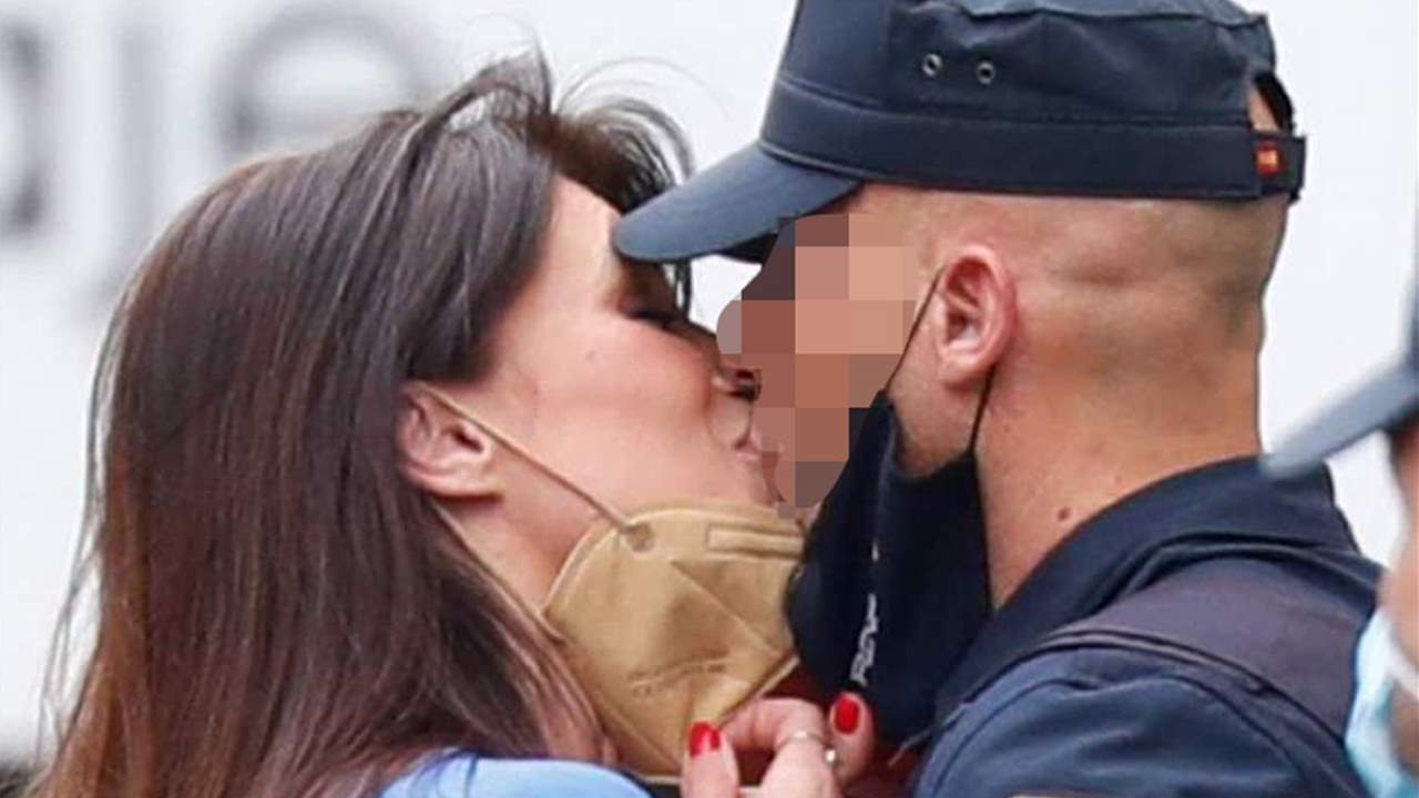 Sonia Ferrer se come a besos en plena calle a su novio policía: "Mi amor"