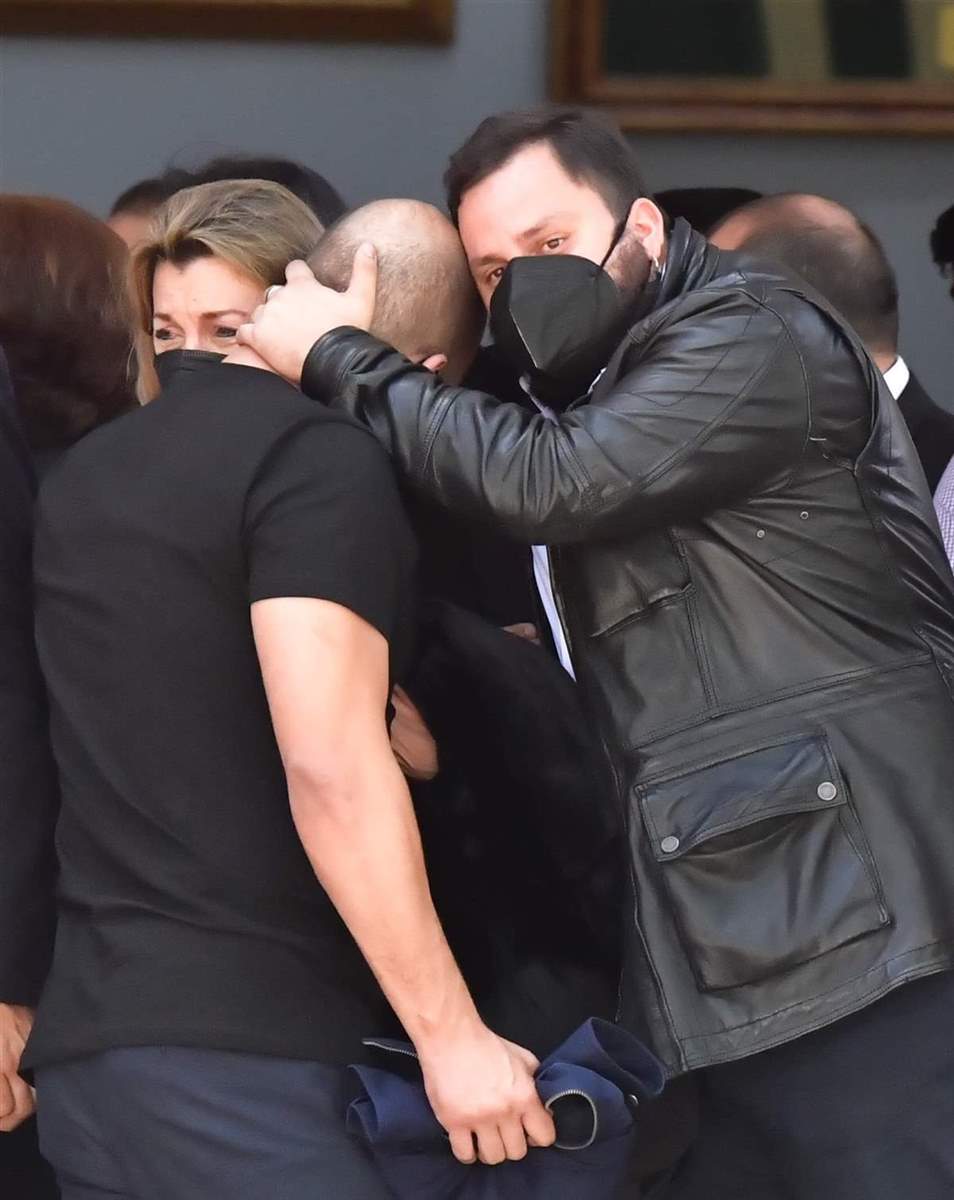 Antonio Tejado llora en el funeral de su padre
