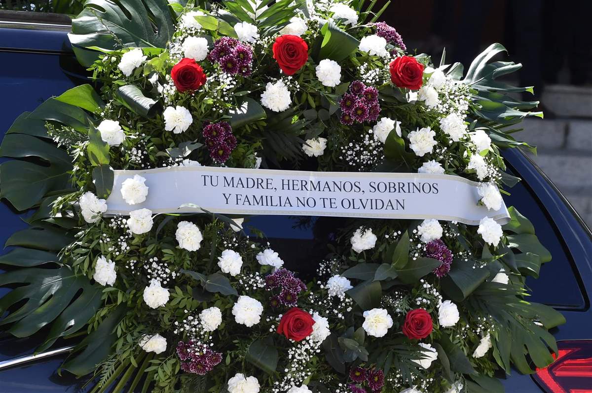 Corona de flores en el funeral de Juan Carlos Tejado