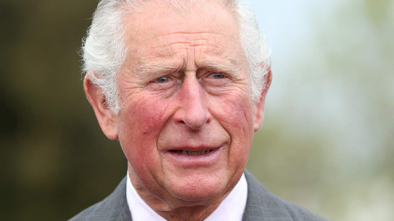 El príncipe Carlos hace oídos sordos en público al fiero ataque de su hijo Harry