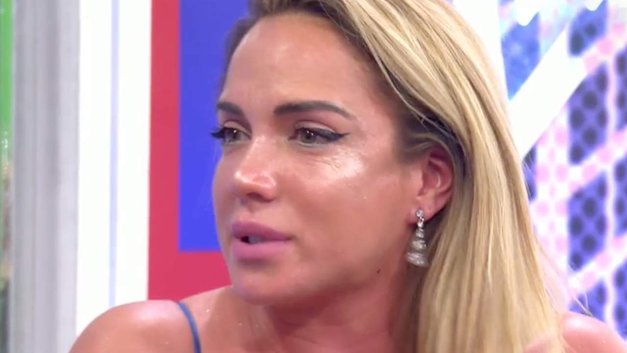 Samira, entre lágrimas, en el 'Deluxe' tras el ataque de Ágatha Ruiz de la Prada: "Me ha caído una muy grande"