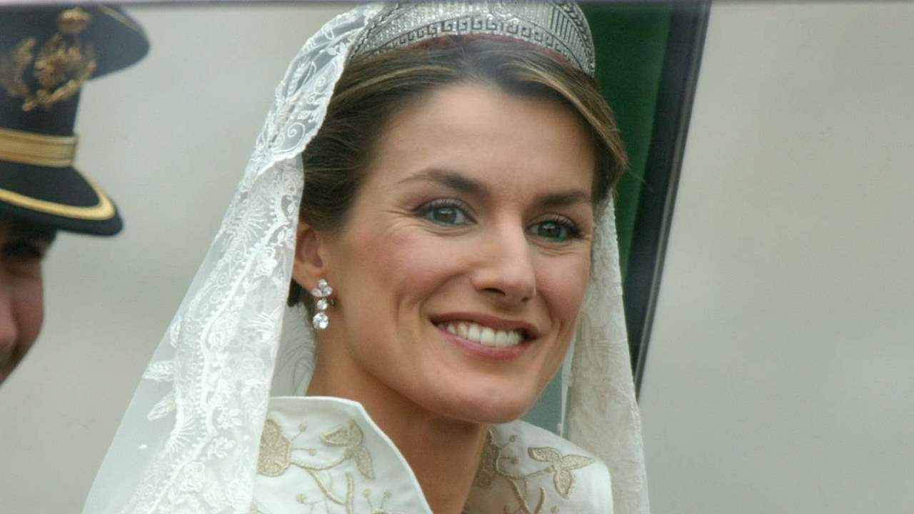 La reina Letizia gana a Kate y Meghan en austeridad con su vestido de novia