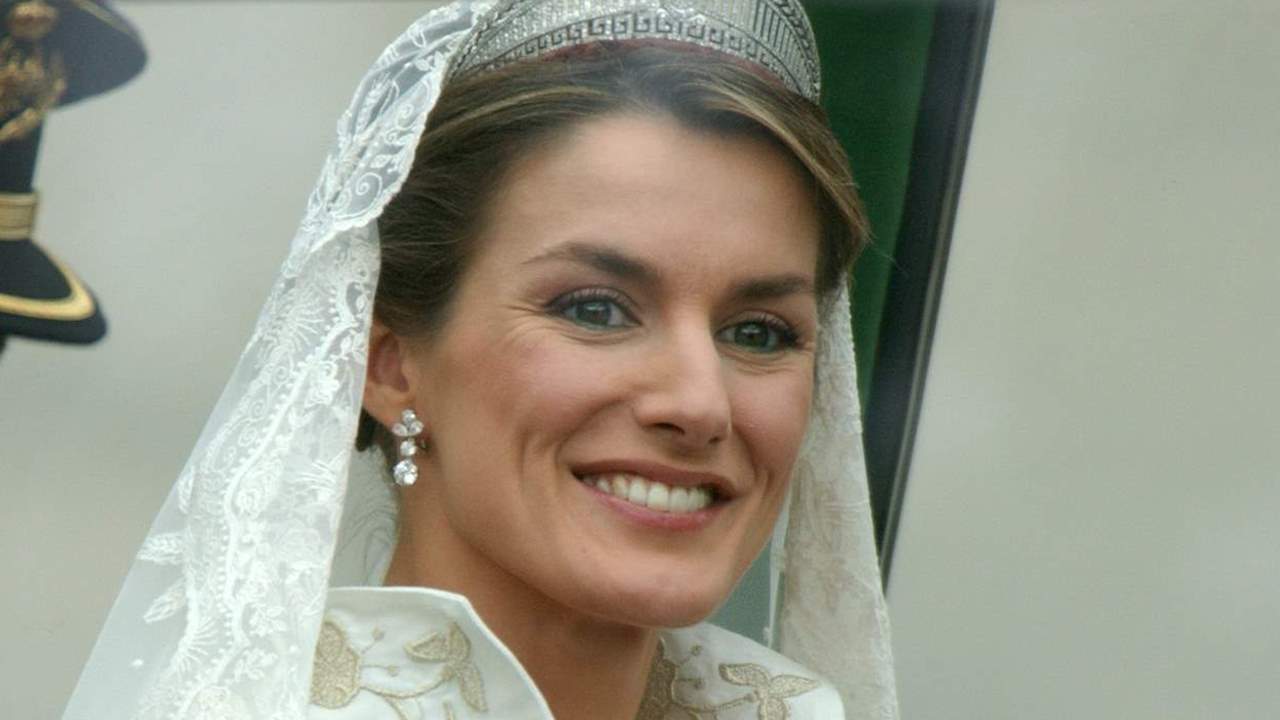 La reina Letizia gana a Kate y Meghan en austeridad incluso en su vestido de novia
