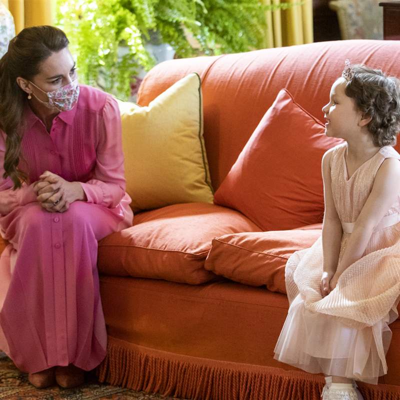 Kate Middleton se viste de rosa para cumplir el sueño de una niña con cáncer
