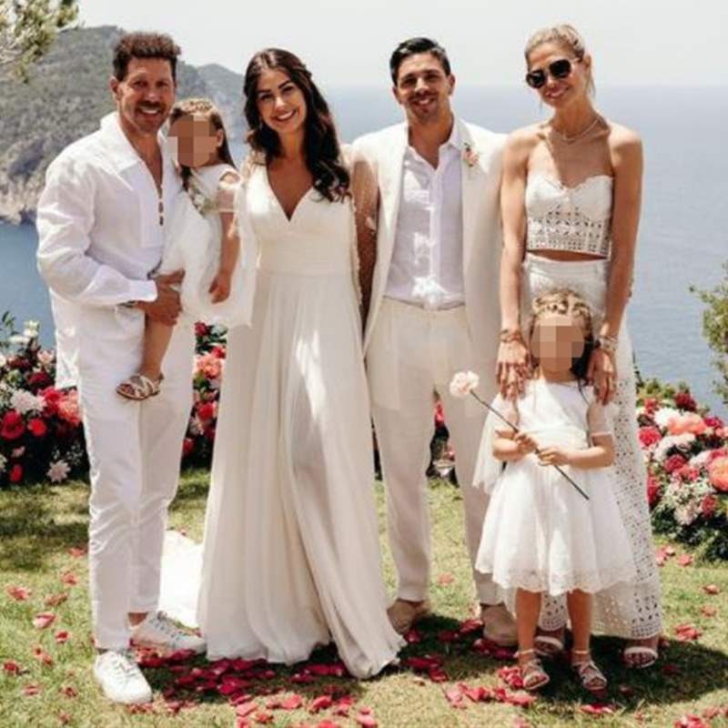 Simeone y Carla Pereyra se van de boda: el hijo del entrenador se da el 'sí, quiero' en Ibiza