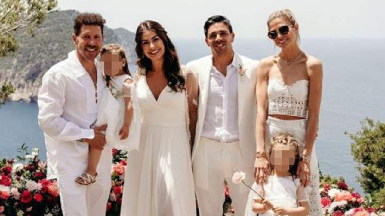 Simeone y Carla Pereyra se van de boda: el hijo del entrenador se da el 'sí, quiero' en Ibiza