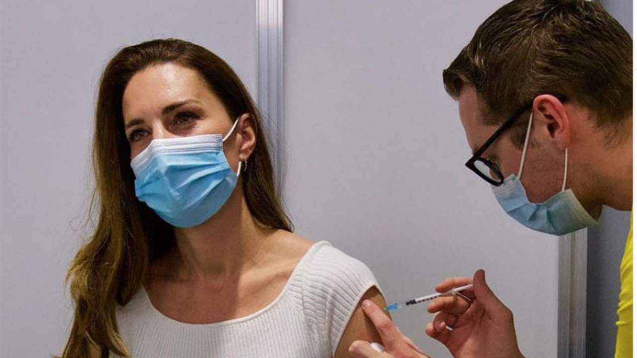 Kate Middleton luce su versión más natural al recibir la primera dosis de la vacuna