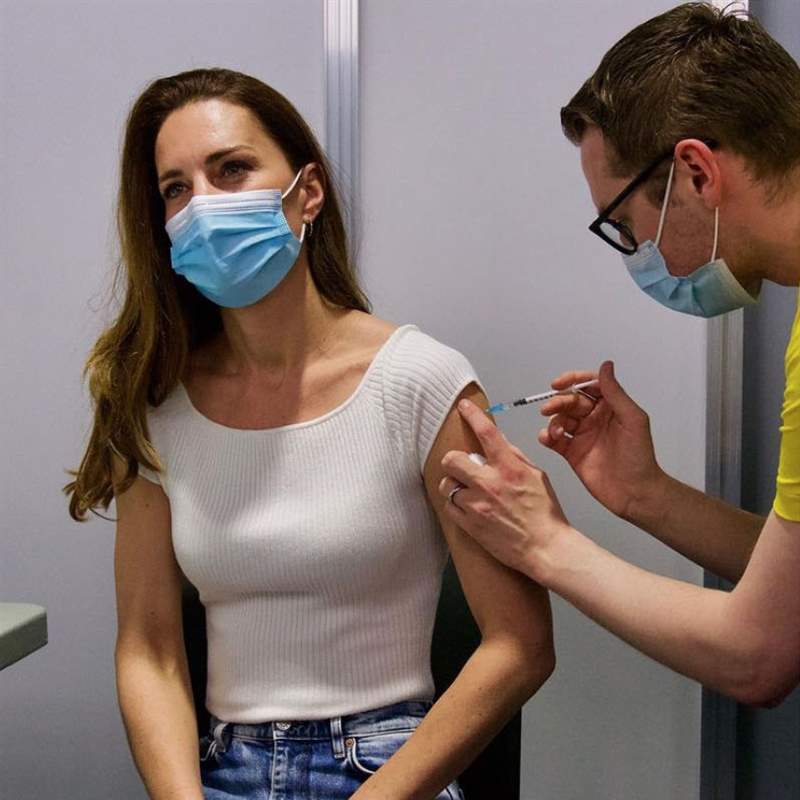Kate Middleton luce su versión más natural al recibir la primera dosis de la vacuna