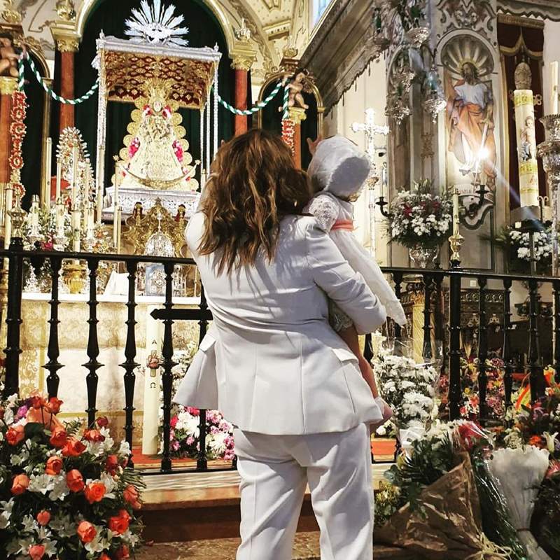 Toñi Moreno irradia felicidad en el bautizo de su hija Lola: "Hemos cumplido un sueño"