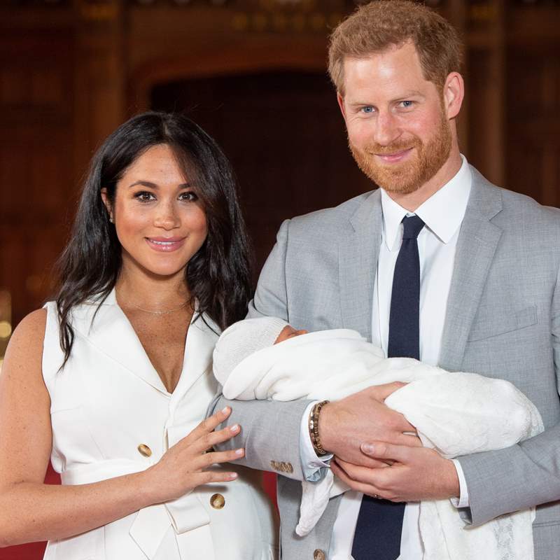 Meghan Markle y el príncipe Harry: las diferencias en la presentación y actitud tras el nacimiento de Lilibet