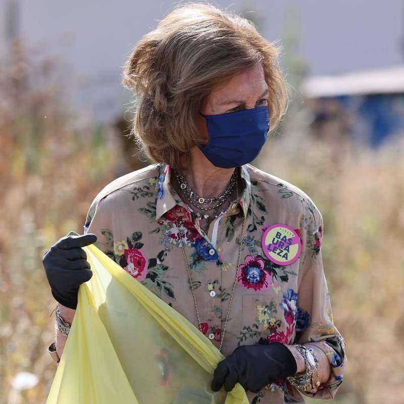 La reina Sofía se arremanga para recoger basura y cuidar el medioambiente