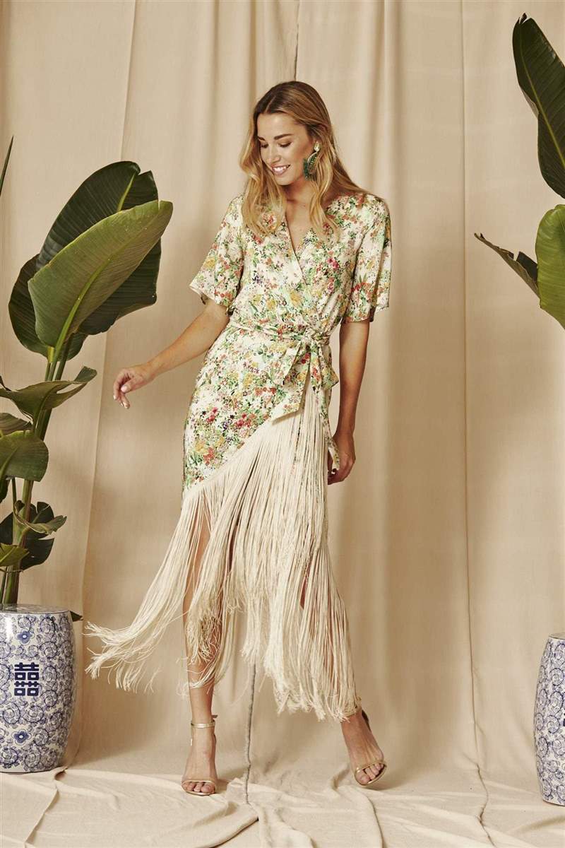 Tamara Falcó marca un look invitada perfecta con un vestido inspiración mantón de Manila